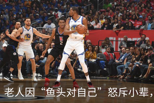 老人因“鱼头对自己”怒斥小辈,被怼到哑口无言:没生在紫禁城,就别那么多穷规矩!